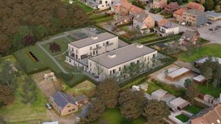 <p><strong><u>Reeds 55% verkocht! </u></strong><u><br />Een modern woonconcept in centrum Lubbeek:</u><br /><br />Residentie Martinus reflecteert perfect de essentie van een hedendaagse woonbeleving. Een plaats waar jong en oud samenleven in een hedendaags vitaal kader, pal in het<strong> centrum van Lubbeek</strong> en toch in het groen.<br /><br />De 29 appartementen beschikken telkens over 1 of 2 slaapkamers en een ruim terras. We combineren de beste isolatie met een geothermische warmtepomp, zonnepanelen, vloerverwarming en vloerkoeling. Dit alles resulteert in een <strong>E-peil < E20</strong>. <br /><br />Met dienstverlener “Paloma Vlaanderen” biedt Martinus een <strong>goedkoop zorgtarief</strong> aan. Met een basistarief van €3,5 per dag geniet u van de zelfstandigheid van een appartement, maar met de 24u/24u aanwezigheid van een conciërge. De voordelen van een assistentiewoning binnen Martinus zijn eindeloos: Boodschappen aan huis, een bar in het gebouw voor een gezellige tas koffie of een wijntje, groepsvoordelen rond energie, multimedia, verzekeringen of het aankopen van een elektrische fiets.<br /><br />De aankoop van een assistentiewoning is bovendien <strong>fiscaal voordelig</strong>! Zo betaalt u slechts 12% btw i.p.v. de gebruikelijke 21% bij aankoop van een nieuwbouw. Daarnaast heeft u natuurlijk de gebruikelijke voordelen van een energiezuinig appartement: een lage energiefactuur en 50% korting op uw onroerende voorheffing levenslang. <br /><br /><strong>Niet hulpbehoevend?</strong> Binnen residentie Martinus bent u meer dan welkom! De continue aanwezigheid van een conciërge biedt vele voordelen. Geniet u tijdens de wintermaanden bijvoorbeeld liever van de zon in Spanje? De conciërge kan eenvoudig een oogje in het zeil houden. Gezien de flexibiliteit van het zorgpakket kunt u er evenzeer voor zorgen dat uw appartement gepoetst wordt tijdens uw afwezigheid. <br /><br />In Lubbeek kun je genieten van de gezelligste terrasjes, leuke winkels en zoveel meer… Wonen in residentie Martinus is wonen op wandelafstand van de supermarkt, de bakker, banken, apotheken, het postkantoor, eet- en drankgelegenheden … Je appartement is <strong>vlot bereikbaar</strong> met de fiets, de auto en de bus. Op 12 minuten sta je met de bus in Leuven. <br /><br />Ook als wandelaar of fietser haal je in Lubbeek je hartje op. Meer dan 20 fiets- en wandelroutes brengen je langs de prachtige vergezichten en uitgestrekte wijngaarden van Lubbeek en het Hageland.<br /><br />Contacteer ons vandaag nog voor een persoonlijk vrijblijvend gesprek via <strong>0491 90 99 90</strong> of nieuwbouw@living-stone.be !</p>