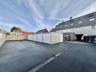 Dit appartement is gelegen op het gelijkvloers in het centrum van Vrasene. U beschikt over een ruim terras en een garagebox.De indeling van...