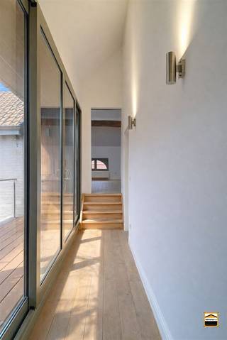 <p><span>Karaktervol, energiezuinig (label B) appartement met 2 slaapkamers en<br />autostaanplaats in het centrum van Borgloon </span><span><br /><br />Op zoek naar een uniek appartement met charme en karakter? Dit prachtige appartement, <br />gelegen op de tweede verdieping van een monumentaal geklasseerd gebouw, bevindt zich in <br />het centrum van Borgloon en combineert authentieke elementen met hedendaags wooncomfort.</span></p><p><span>Bij het betreden van het appartement valt meteen de warme uitstraling op, dankzij de mooie <br />houten balken en de grotendeels aanwezige parketvloer. <br />De lichtrijke leefruimte vormt het hart van het appartement en sluit aan op de keuken.<br />In de keuken zijn volgende toestellen aanwezig: oven, keramische kookplaat met dampkap,<br />afwasmachine en een koelkast. <br />Het appartement beschikt over twee volwaardige slaapkamers, een badkamer, een apart toilet <br />en een praktische berging.<br />De badkamer is voorzien van een ligbad met douchefunctie en een dubbele lavabo met meubel.<br />Daarnaast is er een ruim, zonnig terras aanwezig waar u in alle rust kan genieten. <br /><br />Achteraan het gebouw treft men via de gemeenschappelijke tuin parkeergelegenheid.<br />De huurprijs is inclusief 1 autostaanplaats.</span></p><p><span>Troeven</span></p><ul><li><span>Gelegen in een monumentaal, geklasseerd gebouw </span></li><li><span>Centrale ligging in Borgloon </span></li><li><span>Authentieke elementen (houten balken, parketvloer) </span></li><li><span>2 slaapkamers </span></li><li><span>Terras aanwezig </span></li><li><span>Praktische indeling met berging en apart toilet </span></li><li><span>Autostaanplaats achteraan het gebouw </span></li><li><span>Unieke en sfeervolle woonomgeving</span></li></ul><p><span> </span></p><p><span>Algemene informatie:</span><span><br />Huurprijs: 825 euro/maand<br />Algemene onkosten: 50 euro/maand<br />Vrij vanaf: onmiddellijk<br />Huisdieren: niet toegelaten<br />EPC-waarde: 168 kWh/m² </span></p>