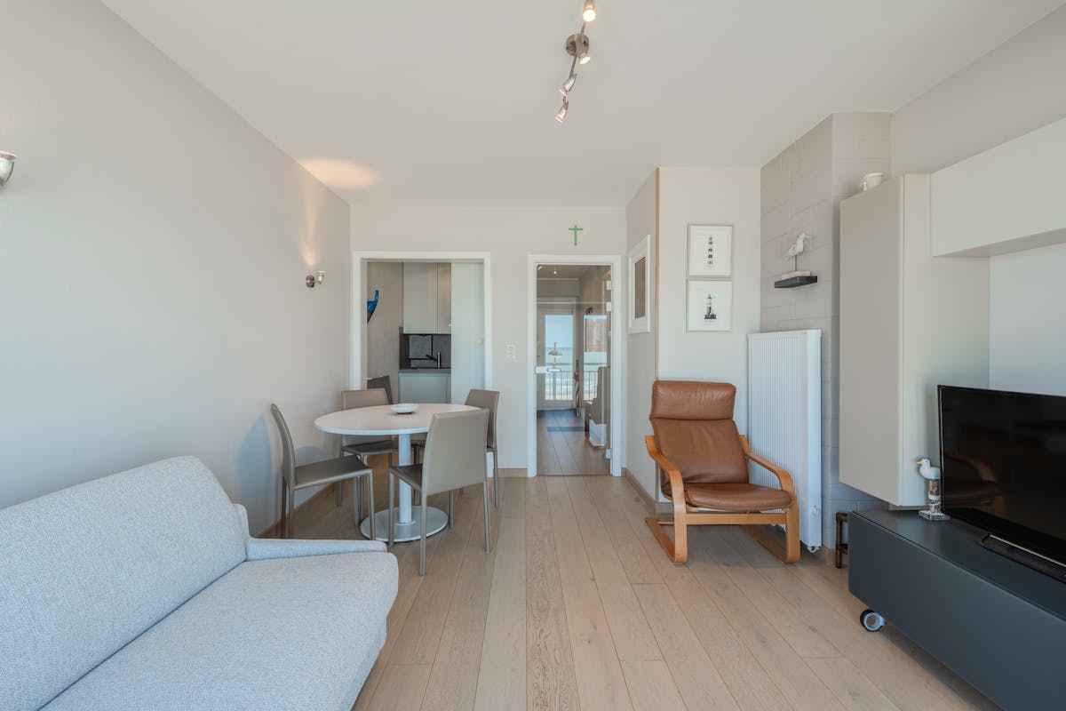 Gerenoveerde studio met slaaphoek en frontaal zeezicht! - foto 4