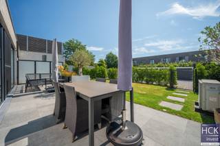De liggingDit luxueus afgewerkte appartement is gelegen in het centrum van Kruishoutem op wandelafstand van allerhande winkels, horeca, alsmede het...