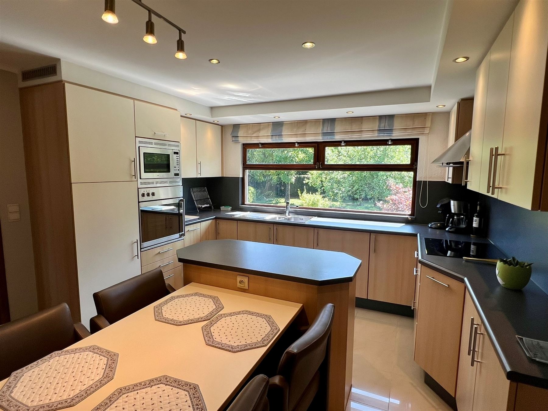 Karaktervolle en ruime architectenwoning met prachtige tuin - foto 4