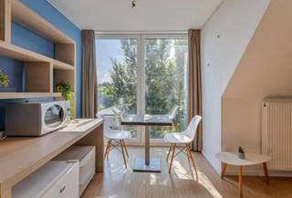 <p>Te koop in Brugge <br /><br />Welkom in deze lichtrijke studio in de Wittemolenstraat 29 te Brugge. <br /><br />De troeven van deze studio zijn: <br /><br />- Slaapkamer groot genoeg voor een dubbel bed - geschikt tot twee personen <br />- Afzonderlijke badkamer met toilet, douche en lavabo<br />- Gemeenschappelijke ruimtes en terras zorgen voor extra wooncomfort<br />- Zeer goede verhuurbaarheid door locatie op 5 minuten van de Vives hogeschool campus<br />- In de mooie, grote gemeenschappelijke tuin kan men heerlijk ontspannen, ook rondom het terrein veel groene zone<br />- Private fietsenstalling per studio<br />- Gebouw van 2016 in zeer goede staat - lage kosten<br />- Veel winkels, supermarkten, snackbars in de buurt. <br /><br />Enkel als studentenkamer mogelijk, niet voor privébewoning. <br /><br />Laat u verleiden door de foto's en aarzel niet om een bezoek aan te vragen. Vul bij voorkeur eerst het contactformulier via de knop en dan bel ik u zo spoedig mogelijk op.<br /><br />Laurens Deprez 0496 20 64 64</p>