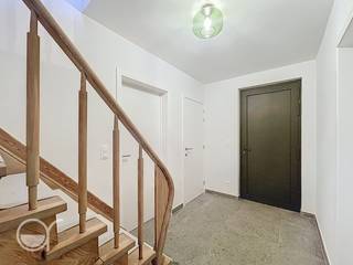 OPGELET: om dit pand te huren of bezichtigen vragen wij steeds eerst een virtueel bezoek te brengen aan het pand. Ga hiervoor naar www.rosseel.be en vul de referentie XS290 in in het veld ‘zoek’ bovenaan rechts. Kies dan ‘360°’. De website helpt je nu verder voor de volgende stappen.<br /><br />Ontdek deze mooi gerenoveerde open bebouwing op een rustige locatie, met uitstekende bereikbaarheid dankzij de nabijheid van de R4, N9 en E17. Deze woning met zonnige tuin en garage beantwoordt aan al uw woonwensen.<br /><br />Via de inkomhal bereikt u de lichtrijke leefruimte met open, volledig uitgeruste keuken. Aansluitend bevindt zich een berging met aansluiting voor wasmachine en toegang tot de kelder. Op het gelijkvloers vindt u ook een eerste slaapkamer met ingebouwde kasten en een badkamer uitgerust met douche.<br /><br />De bovenverdieping omvat een tweede badkamer met douche en twee ruime slaapkamers, allebei voorzien van ingebouwde kasten. Verder is er nog toegang tot een zolder.<br /><br />Buiten geniet u van een zuidwest-gerichte tuin met achteraan een afzonderlijke garagebox die nog zullen afgewerkt worden. De maandelijkse kosten bedragen 50 euro (forfait) en omvat: onderhoud verwarmingsketel; onderhoud ventilatie; onderhoud airco; 2 x per jaar onderhoud tuin en huurdersaansprakelijkheid brandverzekering (afstand van verhaal).<br /><br />Deze huurwoning is beschikbaar vanaf 01/02/2026.