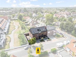 In het hart van het charmante en pittoreske De Haan, op wandelafstand van het strand en het centrum, wacht deze perfect onderhouden voormalige dokterswoning op een nieuwe eigenaar. Met een uitzonderlijke oppervlakte, prachtige lichtinval, en een flexibele indeling, leent deze woning zich uitstekend voor kangoeroewonen, een vrij beroep of royale gezinsbewoning.<br />Troeven van dit unieke pand: Riante bewoonbare oppervlakte verspreid over drie niveaus, zuidgerichte terrassen op het gelijkvloers, eerste én tweede verdieping, tuin met petanqueveld en grote tuinberging, dubbele garage met wasplaats, tot 7 volwaardige slaapkamers mogelijk. Ideaal voor vrij beroep: met aparte praktijkingang, wachtkamer en spreekkamer op het gelijkvloers. Zeer goede staat van onderhoud – instapklaar. Authentieke architectuur met praktische indeling. Dak, terrassen en ramen werden vernieuwd!<br />Gelijkvloers: Praktijkgedeelte met wachtruimte, twee aparte inkomhallen (praktijk & privé), apart toilet, spreekkamer + wachtkamer (momenteel slaapkamer), aparte wasplaats + doucheruimte (eventuele tweede badkamer) en dubbele garage met interne toegang, extra ruimtes met potentieel als hobbykamer, atelier of uitbreiding leefruimte<br />Verdieping: Royale woonkamer met toegang tot een ruim zonnig terras, volledig ingerichte keuken, 3 slaapkamers, ruime badkamer met bad, apart toilet<br />Dakverdieping: Extra slaapkamers, zolderruimte – ideaal als opslag, extra slaapruimte of hobbyruimte en archiefruimtes – perfect voor uitbreiding of aparte wooneenheid, groot zonneterras en terras aan de voorzijde met open zicht<br />Ligging: Gelegen op een toplocatie in de groene Kardinaal Mercierlaan, vlak bij de tramhalte, winkels, restaurants en het strand. Rustig én centraal, met vlotte verbindingen.<br />Een woning met een ziel en ongeziene mogelijkheden.<br />Interesse? Neem contact op voor een bezoek en laat je overtuigen door de charme en ruimte van deze unieke eigendom.