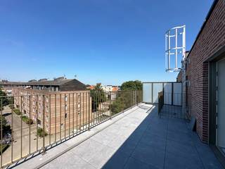 Rechtover het Rivierenhof vind je dit prachtige nieuwbouwdakappartement waar comfort, energiezuinig wonen en natuur hand in hand gaan. Op een zeer korte afstand vind je wandelpaden waar je elke dag kan genieten van een oase van rust terwijl alle voorzieningen toch vlot bereikbaar blijven.<br /><br />Het appartement is ontworpen met oog voor ruimte en licht. De grote raampartijen zorgen voor een open, luchtig gevoel en bieden een prachtig zicht op het omliggende groen. Het leefgedeelte sluit naadloos aan op een ruim terras waar je in alle privacy kan genieten van de stilte van de natuur.<br /><br />Binnen werd gekozen voor een hoogwaardige en duurzame afwerking (appartement wordt in augustus volledig afgewerkt). Denk aan een moderne open keuken, mooie slaapkamers en een stijlvolle badkamer. Dankzij de nieuwste technieken zoals een warmtepomp, vloerverwarming en een uitstekende isolatie woon je hier bijzonder energiezuinig en toekomstgericht.<br /><br />Dit is de ideale plek voor wie wil thuiskomen een appartement vol comfort, hedendaagse luxe en en een zeer goede bereikbaarheid.<br />Tot slot is er nog optioneel een ondergrondse garagebox (120 euro/maand) of autostaanplaats te huur in de kelderzone direct vanaf het appartement te bereiken met de lift.<br /><br />Heeft u interesse om dit appartement te huren? <br />Stel uzelf snel kandidaat via onze website www.vbvastgoed.be met de groene knop "Ik ben kandidaat".