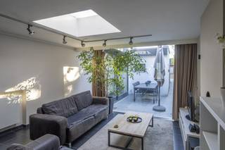 DISPOSITION : Rez-de-chaussée : - espace de vie lumineux avec coin salon- cuisine ouverte entièrement équipée - salle polyvalente pouvant servir...