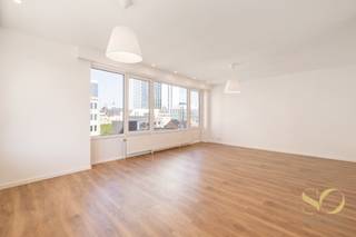 <p>Op een steenworp afstand van het Madouplein en het Koninklijk Park.<br />Ontdek dit appartement van ± 100 m² op de 5de verdieping, volledig gerenoveerd. Het beschikt over drie slaapkamers, een lichtrijke en ruime living, een badkamer, een volledig uitgeruste keuken, een apart toilet, een individuele ketel en een terras van ± 15 m² op het zuiden met bergruimte. Het appartement beschikt tevens over een kelder. EPC : E. Drievoudige beglazing.<br />Dit pand zal u verleiden door zijn centrale ligging, uitstekende staat en grote lichtinval. Ideaal voor investeerders én voor eerste kopers. Zeker een bezoek waard!</p>