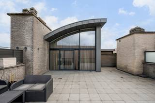 <p><strong>Duplex appartement met een totale bewoonbare oppervlakte van 172m², uitgerust met 2-3 slaapkamers, luxe keuken, 2 badkamers en 3 terrassen, waarvan 1 riant dakterras van maar liefst 78m².</strong><strong><br /><span>Het appartementencomplex , Residentie "Het Buitenhof" is gelegen binnen de ring van Turnhout op ongeveer 500 meter van de Grote Markt en nabij invalswegen.</span></strong><br /><strong> </strong><br />Indeling van het appartement is alst volgt: <br /><br /><strong>Op de 2e verdieping, via lift te bereiken:</strong><br />Inkomhal en lichte woonkamer van circa 44m² met een terras aan de voorzijde. Luxe open keuken voorzien van kwaliteits inbouwapparatuur. Slaapkamer 1 , circa 20m² , gelegen aan de achterzijde en voorzien van ingemaakte kasten en een eigen badkamer met ligbad, toilet en dubbele wastafel. Slaapkamer 2 , circa 20m² gelegen aan de achterzijde en voorzien van ingemaakte kasten en een eigen douchekamer voorzien douche en wastafel. Op deze verdieping is er tevens een apart toilet en een terras aan de achterzijde.<br /><br /><strong>Op de 3e verdieping<span>:</span></strong> <br />Via vaste trap in de woonkamer te bereiken: een polyvalente ruimte van circa 40m², bijvoorbeeld voor een extra slaapkamer met badkamer (voorziening leidingen aanwezig), hobbykamer of bureau. Grote troef is hier het riante dakterras van maar liefst 78m².<br /><br /><strong>Buitengebeuren: </strong>Riant dakterras van circa 78 m²!<br /><br />Bijzonderheden:<br />- EPC label B<br />- In 2021 in gebruik genomen<br />- Parkeren mogelijk op eigen terrein of met bewonerskaart.<br />- Kleinschalig en goed onderhouden gebouw.<br /><br />Bekijk dit appartement via de interactieve grondplannen: https://deboerenpartners.virtimmocontent.be/start-visit/5264</p>