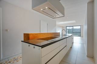 Deze instapklare woning met 170 m² bewoonbare oppervlakte bevindt zich in hartje Halle, op wandelafstand van scholen, winkels en het openbaar vervoer – een toplocatie voor wie comfort en bereikbaarheid belangrijk vindt. EPC B 153