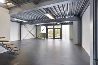 Het gebouw bestaat uit 3 verdiepingen die flexibel in te richten zijn. Dit maakt het pand oa. geschikt voor uiteenlopende professionele...