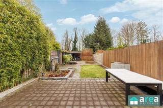 <p><span>Bent u op zoek naar een ruime, lichtrijke en instapklare woning op een zeer goede ligging? Dan is deze woning zeker iets voor u! Gelegen in een rustige buurt te Wilrijk, geniet u hier van een ideale combinatie van comfort en bereikbaarheid. De woning bevindt zich vlak naast een park, scholen en belangrijke invalswegen, waardoor alles binnen handbereik ligt.</span></p><p><span>Deze verzorgde gezinswoning beschikt momenteel over 3 slaapkamers en een ruime afgewerkte zolderkamer en met de mogelijkheid om nog een extra slaapkamer te creëren. De woning is instapklaar en geniet van veel natuurlijke lichtinval.</span></p><p><span>Grootste troeven:</span></p><ul><li><span>Ruime en lichtrijke woning</span></li><li><span>Mogelijkheid tot 5 slaapkamers</span></li><li><span>Zeer grote tuin</span></li><li><span>Gelegen naast park en scholen met vlotte verbinding naar belangrijke invalswegen</span></li><li><span>Grote opbergruimte en fietsenberging naast de inkom</span></li></ul><p><span>Indeling:</span></p><ul><li><span>Gelijkvloers:</span><span> Via de inkomhal betreedt u de ruime leefruimte met geïnstalleerde keuken. Dankzij de grote raampartijen geniet u hier van veel lichtinval. Aansluitend bevindt zich de Veranda, ideaal om te ontspannen. Hierlangs kan u verder gaan naar de zeer grote tuin. Verder is er een apart gastentoilet, een praktische opbergruimte en een fietsenberging naast de inkom.</span></li><li><span>Eerste verdieping:</span><span> Hier bevinden zich drie slaapkamers en een badkamer uitgerust met een bad, toilet en lavabo.</span></li><li><span>Zolderverdieping:</span><span> Zeer ruime zolder met potentieel om 1 à 2 extra slaapkamers of een multifunctionele ruimte te creëren.</span></li></ul><p><span>Voor meer informatie kan u terecht bij Area Partners: <span>Info@area.be</span></span><span> of 03/284.60.60</span></p>