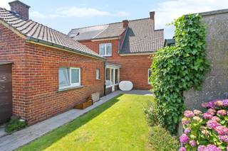 Deze ruime halfopen bebouwing, gebouwd in 1960, is rustig gelegen in het landelijke Wortegem en biedt tal van mogelijkheden voor wie op zoek is naar een comfortabele gezinswoning met een aangename woonomgeving.De woning beschikt over drie volwaardige slaapkamers, een praktische zolderruimte die extra opslag- of uitbreidingsmogelijkheden biedt, en een garage. Dankzij de lange oprit is er bovendien voldoende parkeergelegenheid op eigen terrein.De landelijke ligging zorgt voor een rustige en groene omgeving, terwijl alle nodige voorzieningen vlot bereikbaar zijn. Een ideale thuis voor gezinnen of voor wie graag geniet van ruimte en rust.Troeven:- Rustige, landelijke ligging in Wortegem- Halfopen bebouwing- Bouwjaar 1960- 3 slaapkamers- Ruime zolder- Garage aanwezig- Lange oprit met meerdere parkeerplaatsen- Tal van mogelijkheden naar eigen smaak te moderniserenEen woning met karakter en potentieel op een mooie locatie!Interesse? Contacteer arne@immobeguin.be