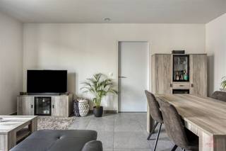 <p><span>Dit lichtrijk en ruim appartement is gelegen op de Kortrijksesteenweg 162 bus 101 in Deinze. Dankzij de centrale ligging bevinden winkels, scholen, openbaar vervoer en andere voorzieningen zich in de nabijheid. Ook omliggende steden zijn vlot bereikbaar via de verschillende invalswegen.</span></p><p><span>Het appartement heeft een bewoonbare oppervlakte van 87 m² en omvat een inkomhal, een lichtrijke leefruimte met open keuken, 2 slaapkamers, een badkamer en een apart toilet. Verder beschikt het over een kelder, een autostaanplaats én een garage, die inbegrepen zijn in de huurprijs.</span></p><p><span>De grootste troeven van dit appartement zijn het ruime gevoel en de overvloed aan natuurlijk licht.</span></p><p><span>Huurprijs: 875 euro per maand<br />Gemeenschappelijke kosten: 60 euro per maand<br />Huurwaarborg: 3 maanden<br />Beschikbaarheid: overeen te komen<br />Extra kosten: eenmalige kost voor huurder voor de plaatsbeschrijving</span></p><p><span>EPC-Label: A</span></p><p><span>Voor meer informatie of een bezoek, neem contact op met Yana: 0488 44 60 92 of <span>yana@heritagevastgoed.be</span></span></p><p><span>Een bezoek kan ingepland worden via volgende link, door te klikken op "plan een bezoek": </span></p><p><span>https://www.heritagevastgoed.be/nl/kortrijksesteenweg-162-101-deinze-1695</span></p>