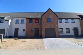 Energiezuinige nieuwbouwwoning te huur gelegen langs de Bloemkoolstraat 19 op de Tassche te Roeselare.Deze woning beschikt over alle...