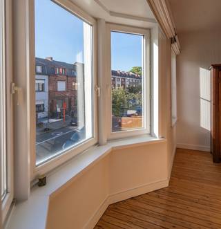 Gelegen in de rustige Jean Jaurèslaan in Gentbrugge, vind je deze charmante en karaktervolle ruime woning met veel mogelijkheden én een...