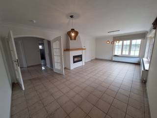 Charmante bungalow op een strategische locatie met 2 slaapkamers en knusse tuin in Kuringen.<br /><br />Dankzij de ligging in Kuringen geniet je van de ideale combinatie van wooncomfort en bereikbaarheid. Winkels, ontspanning, werk en belangrijke verbindingswegen bevinden zich vlot in de omgeving, terwijl u toch kunt genieten van een charmante woning.<br /><br />Dit pand beschikt over twee slaapkamers, een ingerichte keuken en badkamer, living, bureel en een berging. De knusse tuin en terras vormen samen met de garagen voor enkele extra troeven van dit pand.<br /><br />Ontdek zelf de charme van deze bungalow en plan vandaag nog uw bezoek op 011/24.16.01.