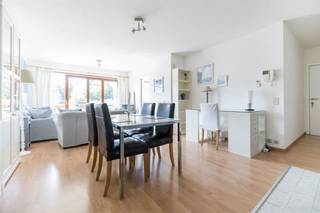 1200 WOLUWE-ST-LAMBERT (Av Marcel Thiry 52 apt 4.2) - Idéalement situé à proximité immédiate des commerces et transports en communs, avec accès rapide Ring, OTAN, Centre ville, TREVI vous présente ce bel appartement 1 chambre entièrement meublé.  L'appartement se compose d'un  hall d'entrée, d'un séjour avec cuisine équipée, d'une chambre et d'une salle de bain ainsi que d'une terrasse. Ascenseur dans l'immeuble. Chaudière individuelle gaz. PEB: D- (195kWh/m²/an) code unique: 20230306-0000636393-01-0 Loyer: 1.210 € / mois (parking inclus n°5) + 100 € charges (communs et eau froide privative). Plus d'infos et visite par mail LMEERT@TREVI.BE