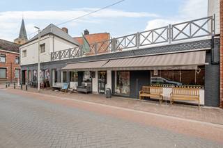 Dit commercieel gebouw is zeer gunstig en zichtbaar gelegen pal in het bruisende centrum van Beerse.Enerzijds hebben we het bestaande kapsalon met...