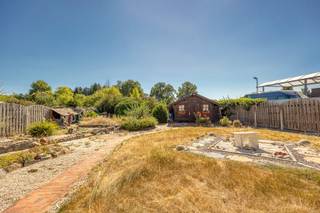 <h1>Ruime gelijkvloerse woning met 3 slaapkamers, wellness en gezellige tuin</h1>
<p>Bent u op zoek naar een ruime, comfortabele woning met alles op één niveau? Dan is deze charmante gelijkvloerse woning op een mooi perceel van<span> </span><strong>880 m²</strong><span> </span>zeker een bezoek waard.</p>
<p>De woning beschikt over een<span> </span><strong>bewoonbare oppervlakte van ca. 244 m²</strong><span> </span>en biedt een aangename combinatie van ruimte, comfort en ontspanning.</p>
<p>De leefruimtes omvatten een gezellige<span> </span><strong>woonkamer met eetkamer en veranda</strong>, waar u volop kunt genieten van het uitzicht en de sfeer van de tuin. Daarnaast zijn er<span> </span><strong>3 slaapkamers</strong>, ideaal voor een gezin, gasten of het creëren van een hobby- of bureauruimte.</p>
<p>Een absolute troef is de aanwezige<span> </span><strong>wellnessruimte met sauna en jacuzzi</strong>, perfect om na een drukke dag heerlijk te ontspannen.</p>
<p>De woning beschikt bovendien over een<span> </span><strong>ruime zolder</strong>, die heel wat extra bergruimte biedt en eventueel verdere mogelijkheden kan bieden.</p>
<p>Buiten geniet u van een<span> </span><strong>gezellige tuin</strong><span> </span>op een ruim perceel van 880 m², met voldoende plaats om te ontspannen, te tuinieren of gezellig samen te zijn met familie en vrienden.</p>
<p>Dankzij de<span> </span><strong>zonnepanelen</strong><span> </span>en het<span> </span><strong>EPC-label C</strong><span> </span>beschikt de woning bovendien over een interessante energetische basis.</p>
<h3>Troeven op een rij</h3>
<ul>
<li>Perceel van<span> </span><strong>880 m²</strong></li>
<li>Ca.<span> </span><strong>244 m² bewoonbare oppervlakte</strong></li>
<li><strong>Gelijkvloerse woning</strong></li>
<li><strong>3 slaapkamers</strong></li>
<li>Ruime woonkamer, eetkamer en veranda</li>
<li><strong>Sauna en jacuzzi</strong></li>
<li>Ruime zolder</li>
<li>Gezellige tuin</li>
<li><strong>Zonnepanelen</strong></li>
<li><strong>EPC C</strong></li>
<li>Veel ruimte en comfort op één niveau</li>
</ul>
<p><strong>Een ruime en veelzijdige woning met een aangename tuin én een eigen wellnessgedeelte. Ideaal voor wie comfort, ruimte en rustig wonen wil combineren.</strong></p>
<p>Interesse?<span> </span><strong>Neem contact op voor meer informatie of maak een afspraak voor een bezichtiging.</strong></p>