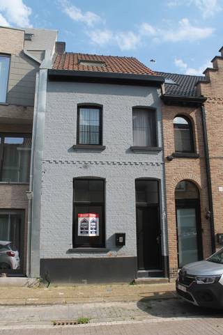 Prachtig vernieuwde woning met 4 slaapkamers en stadstuin.<br /><br />Deze woning werd met veel smaak volledig vernieuwd in 2021 en afgewerkt met kwaliteitsvolle materialen.<br />Inkom, voorplaats direct naast de inkomdeur die kan dienen als fietsenberging, of extra kamer.<br />Living met open keuken met veel lichtinval.<br />Berging en apart toilet.<br />Gezellige ommuurde stadstuin met terras.<br />Op de eerste verdieping zijn er 2 slaapkamers een badkamer met inloopdouche, ligbad en lavabomeubel en een apart toilet.<br />Op de tweede verdieping zijn er 2 slaapkamers en een badkamer met inloopdouche, lavabomeubel en toilet.<br />De centrale ligging zorgt ervoor dat alle faciliteiten op wandelafstand zijn zoals winkels, scholen, ontspanningsmogelijkheden en openbaar vervoer.<br /><br />Pluspunten:<br />4 slaapkamers<br />2 badkamers<br />Volledig vernieuwd in 2021<br />Centrale ligging