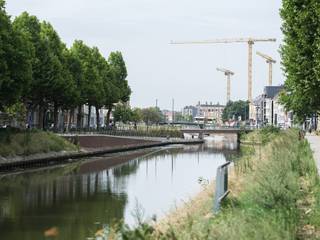 <strong>Kwaliteitsvol gerenoveerd appartement nabij de Coupure en het Sint-Elisabeth Begijnhof</strong><br /><br />Op een <strong>toplocatie achter de Coupure</strong> en op minder dan vijf minuten wandelen van het <strong>historische stadscentrum</strong> bevindt zich dit volledig <strong>gerenoveerde gelijkvloerse appartement.</strong><br /><br />Het appartement maakt deel uit van een<strong> kleinschalige residentie</strong> met slechts vier entiteiten en <strong>lage gemeenschappelijke kosten.</strong> In 2026 werd het<strong> totaal gerenoveerd</strong> met aandacht voor kwaliteit, comfort en energiezuinigheid, wat resulteert in een <strong>gunstige EPC B-score.</strong><br /><br />Het appartement straalt <strong>ruimte en licht</strong> uit dankzij de <strong>hoge plafonds en de grote raampartijen.</strong> Verder beschikt het over een volledig <strong>uitgeruste keuken</strong>, een <strong>aparte slaapruimte</strong>, moderne <strong>badkamer</strong> en een <strong>dressing</strong> met aansluiting voor een wasmachine.<br /><br />Daarnaast zijn er <strong>aparte tellers en meters </strong>en is er een <strong>gemeenschappelijke fietsenberging</strong> aanwezig.<br /><br /><strong>Kortom, een opportuniteit voor ouders van studerende kinderen of investeerders op zoek naar een energiezuinig appartement op een centrale locatie.</strong><br /><em>(opmaak aandeel kosten opmeting en basisakte ten laste van de koper)</em>