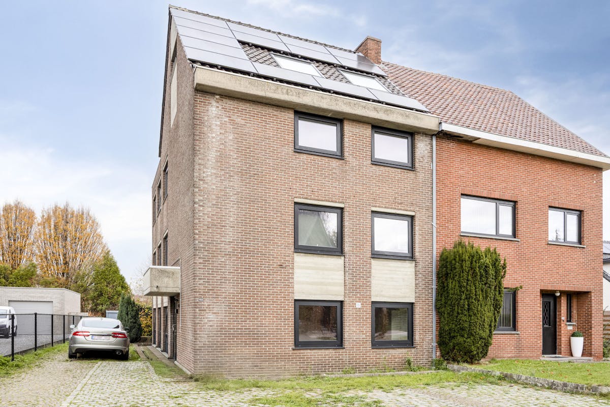 Opbrengsteigendom met 9 studentenkamers en duplex-appartement te Hasselt - foto 1