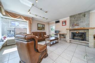 BEVEREN AAN DE IJZER: Zeer degelijke villa-bungalow met alle leefruimtes op het gelijkvloers, ruime garage en tuin op 772m² totale grondopp.In het...