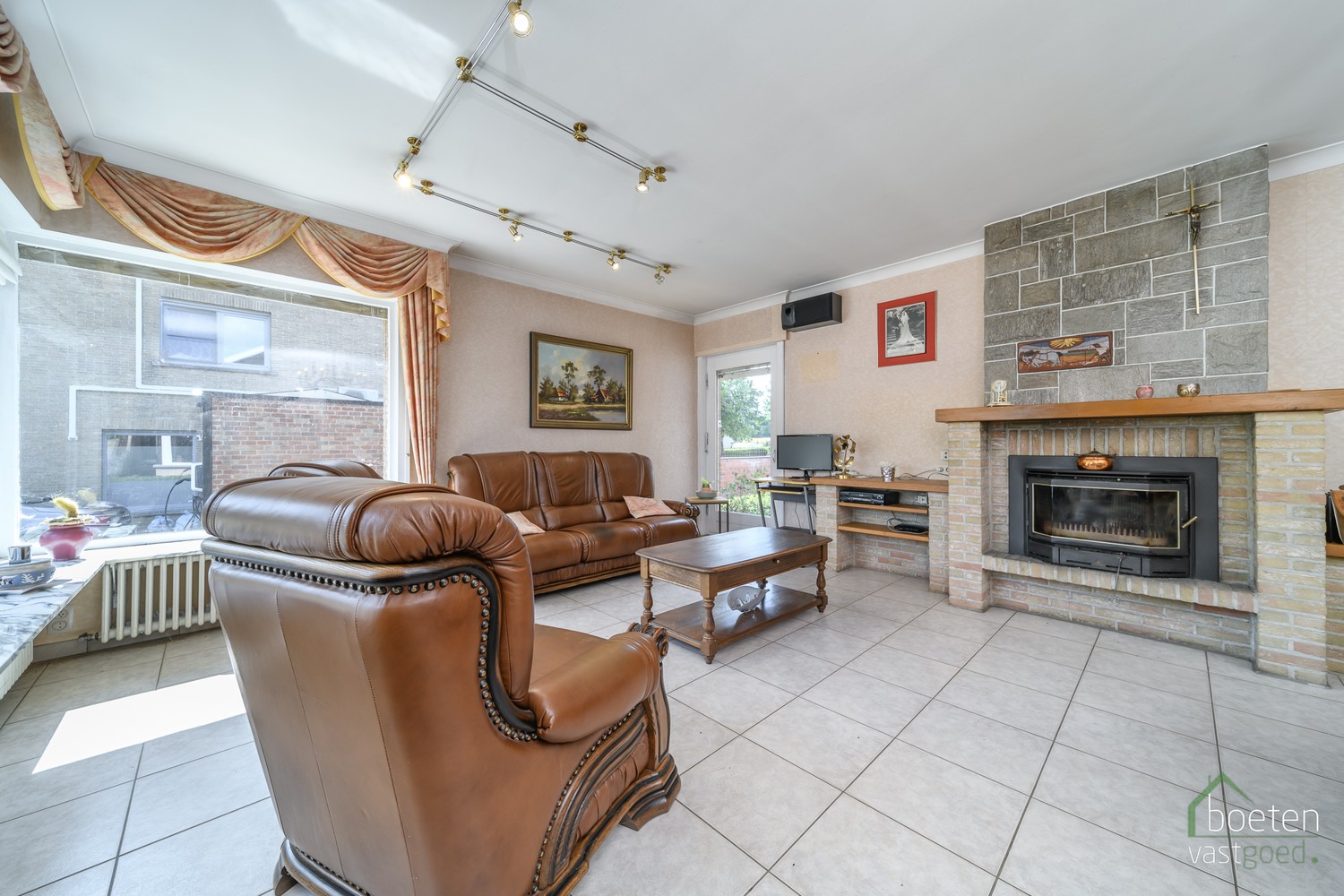 BEVEREN AAN DE IJZER: Zeer degelijke villa-bungalow met alle leefruimtes op het gelijkvloers, ruime garage en tuin op 772m² totale grondopp. - foto 3