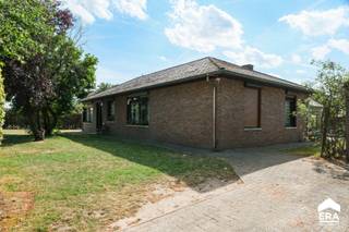<p><strong>Rustig gelegen bungalow op ruim hoekperceel van 996 m² in het groene Wijchmaal.</strong></p><p>Op een uitstekende locatie in het landelijke Wichmaal bevindt zich deze vrijstaande bungalow uit 1977 op een mooi hoekperceel van maar liefst <strong>9a96ca</strong>. U geniet hier van een groene, rustige woonomgeving met bakker, supermarkt, school en andere voorzieningen op korte afstand.</p><p>De woning beschikt over <strong>140m² bruikbare vloeroppervlakte</strong>, aangevuld met een ruime veranda, en biedt tal van mogelijkheden voor wie de woning naar eigen smaak wil moderniseren. De indeling omvat een inkomhal, ruime en lichtrijke woonkamer, keuken, berging, nachthal, <strong>3 slaapkamers</strong>, badkamer, wasruimte en een aangename veranda. Buiten vindt u een zonnige tuin met terras én een ruime vrijstaande garage.</p><p>De woning wordt verwarmd via <strong>stookolie met radiatoren</strong> en beschikt over een <strong>EPC-label E</strong>, waardoor de renovatieplicht van toepassing is.</p><p>De woning wordt sinds 2018 verhuurd via een huurovereenkomst van lange duur (9 jaar).</p><p>Bent u op zoek naar een woning met veel potentieel, een ruim perceel en een bijzonder aangename ligging in het groen? Dan is dit zonder twijfel een bezoek waard.</p>