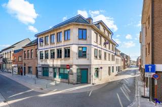 Welkom in Hamme!Op zoek naar ruimte en flexibiliteit in het centrum van Hamme?Deze gerenoveerde duplex (153 m²) combineert comfort en afwerking op...