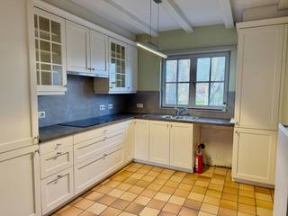 Goed gelegen woning op 396m² grond voorzien van open leefruimte met keuken; berging; badkamer; zuidwest gericht terras/tuin; 3 slaapkamers en...