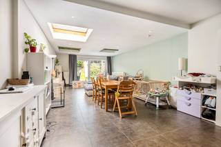 Bent u op zoek naar een instapklaar huis te koop in Schoten? Dit energiezuinige huis in de centrale Kruiningenstraat biedt een unieke kans om een kwalitatieve woning te kopen met een uitstekend wooncomfort en een gunstige ligging.<br /><br />We betreden het huis via de inkomhal. De hal leidt naar de badkamer, een aparte wasruimte en een gastentoilet. Aan de voorzijde ligt een eerste slaapkamer en achteraan bevindt zich de volledig uitgeruste keuken die naadloos overgaat in de lichte living met direct zicht op het ruime terras en de tuin van 135 m².<br /><br />Op de eerste verdieping bevinden zich 2 gezellige slaapkamers onder het geïsoleerde dak. De zolderverdieping biedt een praktische bergzolder die u uitstekend kunt gebruiken voor de nodige extra opslagruimte.<br /><br />Dit huis heeft een zeer gunstige ligging, nabij winkels, scholen en profiteert u van een uitstekende bereikbaarheid en mobiliteit. Dit is dé kans om een perfect onderhouden gezinshuis te kopen in Schoten.<br /><br />Bijzonderheden:<br />- Vlotte bereikbaarheid dankzij de centrale ligging in Schoten<br />- Energiezuinig & conform: Gunstig EPC-certificaat (B-label) en conforme elektriciteit <br />- Ruim terras met een diepe, groene tuin<br /><br />Bent u geïnteresseerd om dit vastgoed te kopen in Schoten? Aarzel dan niet om ons te contacteren. Had u graag een gratis schatting van uw eigendom via ons immokantoor? Bel ons voor een vrijblijvend gesprek of mail naar yannick.schnorbusch@dewaele.com<br /><br />Bestuursmaatregelen in het maatregelenregister: nee