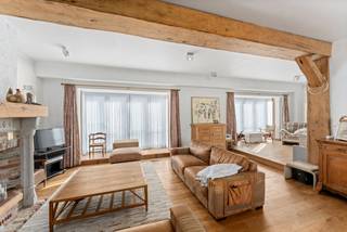 Op slechts enkele meters van het strand en de zee van Blankenberge vind je deze unieke combinatie van commerciële ruimte (190 m²) en ruime duplex...