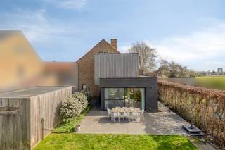 Volledig vernieuwd halfopen huis te koop in Vlamertinge met 3 slaapkamers en leuke tuin. Deze gezinswoning werd tussen 2016 en 2019 volledig aangepakt en gerenoveerd. De prachtige woonkamer is voorzien van een volledig nieuwe uitbouw die zorg voor een mooie connectie met de tuin. Ook op de eerste verdieping is er een uitbouw waardoor de woning 3 volwaardige slaapkamers heeft en een erg ruime badkamer. Uitermate geschikt voor wie op zoek is naar een vernieuwde woning zonder renovatiewerken en een gunstig EPC! Gelegen aan een residentieel pleintje bij de Poperingseweg geniet dit huis verder van een vlotte bereikbaarheid tussen Ieper en Poperinge. Vraag nu je bezoek aan en kom langs tijdens een van de bezoekmomenten!INDELINGGelijkvloerse verdieping: Inkomhal met apart toilet - ruime lichtrijke woonkamer voorzien van een mooie uitbouw en een volledig geïnstalleerde open keuken - wasplaats/berging - leuke omheinde tuin met terras vervaardigd uit gepolierde beton - uitweg naar de straat via poort - kwalitatieve tuin-en fietsenberging - parkeerplaats.Eerste verdieping: Drie volwaardige slaapkamers - ruime badkamer met dubbel lavabomeubel, toilet, inloopdouche en ligbad.Verder heeft deze woning nog een ruime zolder (kamer mogelijk) en een droge kelder.TOEVEN- Volledig vernieuwd- Halfopen huis met directe toegang naar tuin- Drie volwaardige slaapkamers en ruime badkamer- Vlotte verbinding met Ieper en Poperinge- Vloerverwarming - Elektriciteit conform- Gunstig EPC (B)De eigendom wordt aangeboden via de Pre-sale formule. Op 18/04/2026 tussen 10:00 en 12:00 kan u de woning op afspraak komen bezichtigen en een bod uitbrengen. De vermelde prijs is een instelprijs. Voor meer info, gelieve contact op te nemen met de dossierverantwoordelijke.