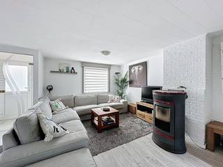 Alleenstaande vakantiewoning met garage en parking voor de deur nabij de uitgestrekte duinen en op wandelafstand van zee. Indeling: inkom, gezellige woonkamer, ingerichte keuken, 3 slaapkamers (waarvan 1 slaapkamer en de badkamer op het gelijkvloers), wasplaats, hobbyruimte, garage en 2 zonneterrassen.