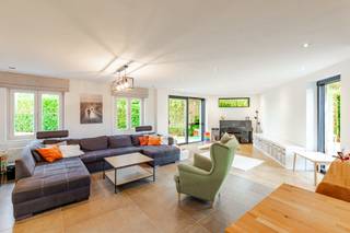 LiggingDeze vrijstaande villa bevindt zich op een perceel van 918 m² aan de Zelzatestraat 2A, op een strategische en centrale locatie tussen...