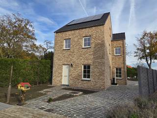 <p><span>ENERGIEZUINIGE EN KWALITATIEVE HALFOPEN BEBOUWING (NIEUWBOUW) 161M² MET 3 SLAAPKAMERS EN MOOIE TUIN</span></p><p><span>ligging nabij centrum met vlotte bereikbaarheid via N17, A12 en N16</span></p><p><span> </span></p><p><span>Gelijkvloers:</span><span> Inkomhal / wc met handwas / living met eetplaats en super-ingerichte open keuken (39m²) met toegang tot terras en tuin / berging met wasplaats.</span></p><p><span>1ste verdieping:</span><span> Nachthal / wc / 3 slaapkamers (3,7 x 3,1m; 4,2 x 2,4m; 3,1 x 2,9m) / ruime badkamer (8m²) met dubbele wastafel, ligbad en inloopdouche.</span></p><p><span>Stockage-zolder.</span></p><p><span>Tuin / oprit met meerdere autostaanplaatsen.</span></p><p><span> </span></p><p><span>Woning beschikt over een warmtepomp (lucht-water) op vloerverwarming, lichtarmaturen, 8 zonnepanelen en is volledig geschilderd.</span></p><p><span> </span></p><p><span>Lasten: € 100 / maand (onderhoud en snoeiwerk van de hagen en planten in de voor- en achtertuin en maaien van het gras).</span></p><p><span> </span></p><p><span>Woning is bewoonbaar door maximaal 4 personen.</span></p><p><span> </span></p>