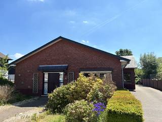 Te renoveren woning in Zonhoven.<br />De woning omvat een ruime leefruimte met houtkachel, een keuken, drie slaapkamers, badkamer, toilet, kleine kelder, veranda, berging en een garage.<br /><br /><br />