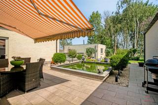 <p>Ce bungalow récent (2019) allie confort de vie contemporain et tranquillité. <br />La maison a été solidement construite et équipée avec des techniques modernes et économes en énergie, ce qui se traduit par un faible coût énergétique et un investissement tourné vers l'avenir.<br />Située dans un environnement calme et verdoyant, vous y profiterez chaque jour d'une vue dégagée et d'une agréable intimité.</p><p>INDELING : entrée avec toilettes invités, espace bureau, espace de vie ouvert et cuisine avec terrasse attenante, 3 chambres, salle de bains, buanderie, débarras, garage intérieur.<br />EXTRA : dépendance multifonctionnelle avec raccordements eau et électricité</p><p>TROEVEN:<br />-    Efficacité énergétique E18<br />-    Bel emplacement<br />-    Maison spacieuse avec 3 ou 4 chambres <br />-    Dépendance multifonctionnelle<br />-    Prêt à être emménagé</p><p>Vous avez d'autres questions sur  et/ou vous souhaitez planifier une visite ? <br />Contactez Simon au 0499 99 49 17 ou simon@heritagevastgoed.be <br /><br />Info technique : <br />-    EPC : 38 kWh/m² an | étiquette A <br />-    Urbanisme : Vg | Ag | Gmo | Gvkr | Gvv<br />-    Analyse de l'eau : score du terrain A - score du bâtiment A <br />-    La surface habitable mentionnée ci-dessus se réfère à la surface brute telle qu'indiquée dans le certificat EPC<br /> </p>