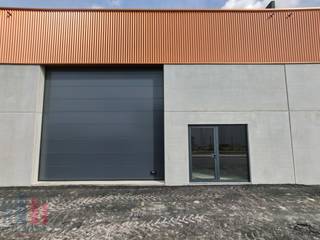 <strong>Nieuwbouw KMO-unit </strong>met een oppervlakte van 307 m² en<strong> 2 privatieve parkeerplaatsen</strong> te koop op bedrijventerrein 'De Schatting', op amper 300 m van de Torhoutsesteenweg met een vlotte verbinding naar de E403 op- en afrit Ruddervoorde (4,5 km).<br /><br />De <strong>casco opslagruimte</strong> (brandklasse C) met een vrije hoogte van +/- 6,5 m is opgebouwd uit een staalconstructie in combinatie met een betonplint en geïsoleerde sandwichpanelen. De loods is toegankelijk via een automatische sectionale poort (4,50 m B x 4,20 m H) met aparte toegangsdeur en glaspartij, lichtstraat en polybetonvloer. Bovendien laat de dakstructuur het toe om zonnepanelen te plaatsen (15 KG/m²). Aanwezigheid van een regenwater- en septische put. <br /><br />Het bedrijfsgebouw maakt deel uit van de gloednieuwe ontwikkeling "Zilleghem Park" bestaande uit <strong>24 KMO-units met oppervlaktes van 159 m² tot 335 m²</strong>, samenvoegbaar tot 1.546 m². <br />Het magazijn aan de kop van het project is voorzien van <strong>164 m² lichtrijke kantoorruimte</strong> op de eerste verdieping. Alle loodsen zijn geschikt voor productie, stockage, ... Per opslagruimte zijn er minstens twee privatieve parkeerplaatsen voorzien. <strong>Voorziene oplevering Q4 2025</strong>.<br /><br />Contacteer <strong>PANORAMA B2B</strong> voor bijkomende (technische) inlichtingen, plannen of een vrijblijvend plaatsbezoek 0479 70 70 73.