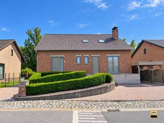 <p><span>Ruim en kwalitatief afgewerkt appartement met 2 slaapkamers en aparte inkom</span></p><p><span>Op een rustige en aangename locatie, nabij de natuur en toch uitstekend verbonden met <br />omliggende steden, bevindt zich dit ruim en smaakvol afgewerkt appartement op de <br />eerste verdieping. </span></p><p><span>Het appartement onderscheidt zich door haar volledig afzonderlijke toegang. Via de eigen <br />inkom op het gelijkvloers, met praktische berging en trap, bereikt men de eigenlijke <br />woonverdieping. Hierdoor geniet men van een bijzonder hoge mate van privacy en <br />zelfstandigheid. Op de eerste verdieping komen we in een ruime en lichtrijke leefruimte <br />met open keuken. De open indeling creëert een aangenaam gevoel van ruimte en maakt <br />deze zone tot het centrale hart van de woning. </span></p><p><span>Vanuit de leefruimte is er toegang tot het privatieve terras, een ideale plek om in alle rust<br />te genieten van de buitenomgeving. Verder beschikt het appartement over twee slaapkamers, <br />een badkamer en een afzonderlijk toilet. </span></p><p><span>Er werd veel aandacht besteed aan de afwerking. De leefruimtes werden voorzien van een <br />smaakvolle en kwalitatieve parketvloer, die zorgt voor een warme en elegante uitstraling.<br />De plafonds werden tot in de nok opengewerkt, hetgeen zorgt voor veel karakter. </span></p><p><span>Voor het verwarmingscomfort beschikt dit appartement over een individuele hoogrendements-<br />ketel op aardgas. Daarnaast zijn er meerdere airco-installaties aanwezig die zowel kunnen <br />verwarmen als koelen. Hierdoor kan het binnenklimaat het hele jaar door comfortabel worden <br />geregeld. </span></p><p><span>Ook is het appartement bijzonder praktisch. Men beschikt over een eigen oprit, waar voertuigen <br />op eigen terrein kunnen worden geparkeerd. Daarnaast is er een privatieve berging in de <br />kelderverdieping en kan men gebruikmaken van de gemeenschappelijke fietsenberging.</span></p><p><span>Dit appartement vormt een uitstekende keuze voor wie op zoek is naar een ruime <br />en kwalitatief afgewerkte woning met veel privacy en een eigen buitenruimte. </span></p>