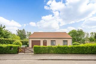 Deze woning is prima gelegen op het einde van een cul-de-sac waar bovendien een aantal publieke staanplaatsen voorzien zijn. Er is geen doorgaand verkeer wat betekent dat u van absolute rust kunt genieten op een locatie die best centraal is en gelegen nabij het zwembad, de bibliotheek, sportvelden, een Delhaize-filiaal, openbaar vervoer en op slechts 8min fietsen van het centrum van Leuven.<br /><br />Bestaande uit een inkomhal met plaats voor vestiaire, een lichtrijke leefruimte met een zit- en een eetplaats en toegang tot de tuin, een keuken met plaats voor een eettafel, een nachthal, 2 slaapkamers, een badkamer, een ruime garage met een elektrische poort en een zolderruimte dewelke afgewerkt kan worden tot extra kamers.<br /><br />De tuin is zuidoost georiënteerd en voorzien van een grasveld en een terras met zicht op groen. Vooraan de woning is een oprit met een poortje voorzien en de tuin is langs weerszijden van de woning toegankelijk.<br /><br />Het EPC 398kWh(D-abel) kan eenvoudig aangepakt worden door de accumulatoren te vervangen door lucht-lucht warmtepompen die op de reeds aanwezige zonnepanelen draaien. De elektrische installatie is conform! De woning is bovendien asbestveilig en niet overstromingsgevoelig gelegen.<br /><br />Indien u deze leuke woning graag bezoekt dan kan u mij steeds bereiken via arnaut@immojanstas.be of op 0495292080.<br /><br />Bijkomende info (EPC, bodemattest, elektriciteitsattest, enz...) kan U hier downloaden ↓