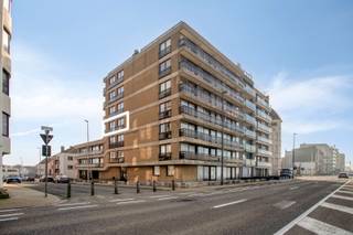 <span><span>Op de rand van Oostende, wijk Raversijde, bevindt zich dit uitstekend onderhouden appartement met 1 slaapkamer. Met ruim zijdelings zeezicht en panoramisch uitzicht op de zeepolders. Op werkelijk 2 minuten lopen van de Noordzee, het strand en de wandelpromenade. In een straat zonder doorgangsverkeer, gratis parkeren, plus vlakbij de duinen en dit alles toch op 2,2 km van het Sea Shopping Center Middelkerke.<br /><br />Dit appartement ligt op de 3° verdieping en is bereikbaar met de lift, en op de begane grond is er nog een gemeenschappelijke parkeerstrook voor fietsen, inpandige fietsberging en afvallokaal. Dit appartement wordt bemeubeld verkocht. Geen zomer zal meer hetzelfde zijn van zodra u hier woont.<br /><br /><u>Enkele troeven:</u></span></span>
<ul>
	<li><span><span>Elektrische installatie conform;</span></span></li>
	<li><span><span>open keuken met vernieuwde toestellen;</span></span></li>
	<li><span><span>badkamer met bad &amp; wc;</span></span></li>
	<li><span><span><strong>zonnig balkon over de ganse breedte van de living &amp; slaapkamer</strong>;</span></span></li>
	<li><span><span>ingebouwde kleerkast met schuifdeuren;</span></span></li>
	<li><span><span>tevens geschikt voor vakantieverblijf, of vakantieverhuur met<strong> gunstig rendement.</strong></span></span></li>
</ul>
<span><span>Interesse in dit appartement aan zee? Meer info of graag een bezichtiging gewenst? Bel Diksimmo op 051 50 11 51 of mail naar diksmuide@diksimmo.be.</span></span>