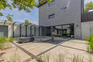 Vandaag nemen we je mee naar een instapklaar en representatief handelspand in hartje Bornem. Dankzij de uitstekende ligging heb je alles...