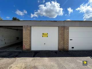 Bovengrondse garagebox, zeer centraal gelegen op de Fruithoflaan!Deze garagebox is centraal gelegen en beschikt over een manuele kantelpoort.Ideaal...