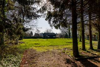 Unieke eigendom met uitzonderlijk potentieel op toplocatie in het groen. Ontdek deze veelzijdige en karaktervolle eigendom, gelegen op een uitgestrekt perceel van maar liefst 7.145 m². Een zeldzame opportuniteit voor wie ruimte, rust en tal van gebruiksmogelijkheden zoekt. De woning bevindt zich in een groene en rustige omgeving, vlakbij het prachtige recreatiedomein Breeven en in de nabijheid van de golf, ideaal voor natuurliefhebbers en actieve gezinnen. Deze woning beschikt over een ruime/ polyvalente ruimte (107m²), 2 keukens, 3 toiletten, berging, badkamer, douchekamer, 2 slaapkamers, een ruim werkhuis/garage (86m²) voorzien van een kantelpoort, 2 bureaus en een carport voor 2 wagens. Troeven van dit pand: 24 zonnepanelen, ruim perceel, perfect geschikt voor paardenliefhebbers of dierenhouders, grote bewoonbare oppervlakte met tal van indelingsmogelijkheden, gelegen in een rustige, groene omgeving met uitstekende bereikbaarheid, dichtbij recreatie, natuur en ontspanning. De woning biedt tal van mogelijkheden: combinatie wonen &amp; werken, vrij beroep of praktijkruimte, cohousing,... Een unieke kans om het geheel volledig naar eigen smaak en noden te transformeren. Zeker een bezoekje waard. Voor meer info of een bezoek bel gerust het nummer: 03/283.84.84 of mail naar christel@ax-quality.be Vg/Wg/Gmo/Vkr/Gvv EPC 204 KWh/m² (Energielabel C) UC 3822470. P score: D, G score: B, achterliggende grond: P score: D, G score: D