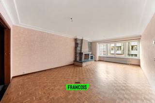 Gelegen op een steenworp van het Brugse centrum en station zoekt dit ruim appartement met twee slaapkamers een nieuwe eigenaar. Met tal...