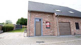 Deze ENERGIEZUINIGE recente woning is gelegen in een zeer rustige en groene omgeving. <br />Toch dichtbij alle winkels, scholen, invalswegen,...<br /><br />Indeling van de woning: inkom met gastentoilet, woonkamer met ruime openkeuken (uitgerust met alle toestellen), 3 ruime slaapkamers, badkamer met bad, inloopdouche en dubbele wastafel, ruime (volledig geïsoleerde) zolder en inpandige garage met automatische poort.<br /><br />De woning heeft een rustige omheinde tuin.<br /><br />Troeven:<br />- 10 zonnepanelen aanwezig<br />- laadpaal voorzien.<br />- woning wordt verwarmd op warmtepomp <br />- verduistering voorzien in de slaapkamers <br /><br />Beschikbaarheid: 1/08/2026. <br />Voor meer info of een bezoek: lisa@immoroba.be