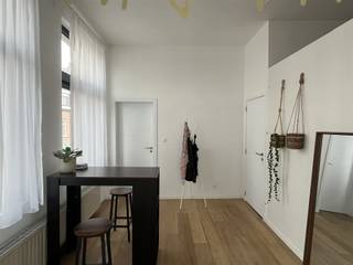 Ideaal gelegen kantoor in het centrum van Kapellen. Het kantoor is ingedeeld met kantoorruimte, keuken en apart toilet. De keuken is onder...